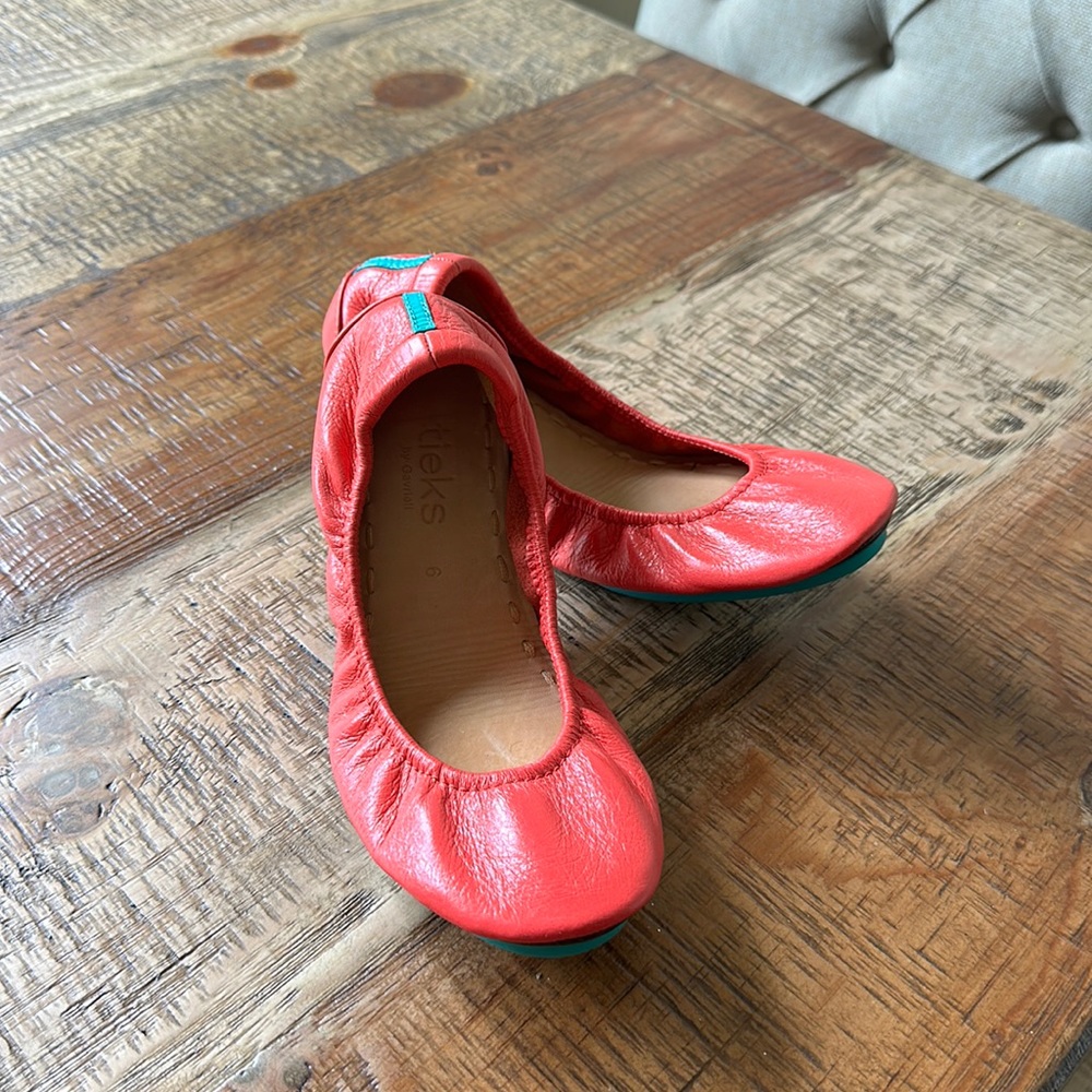 Tieks women’s size 6. NWB, excellent condition! Worn twice.